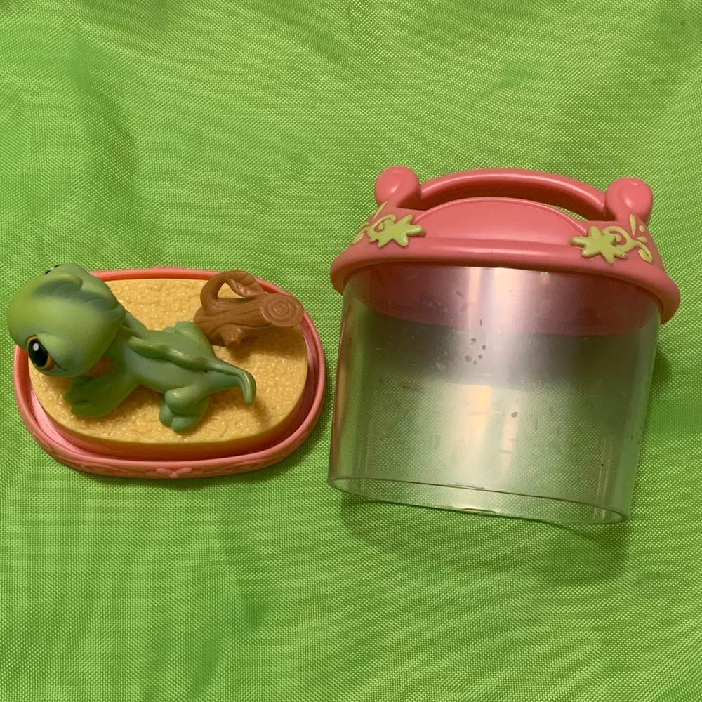 Hasbro LPS Littlest Pet Shop Green Iguana and Pink Reptile Habitat (#29)